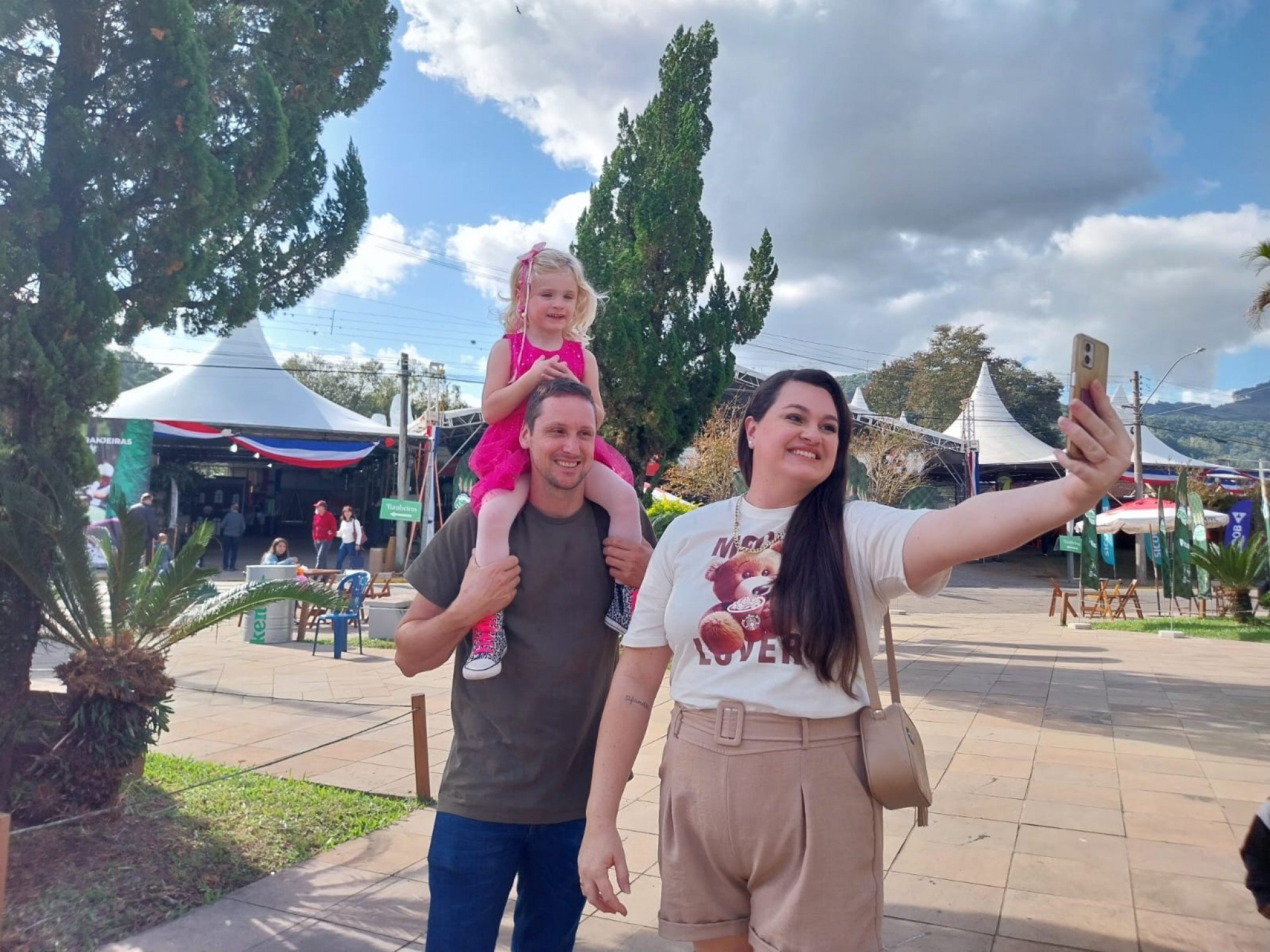 Três Coroas em Festa encerra no domingo com bailes e show nacional com Léo Pain