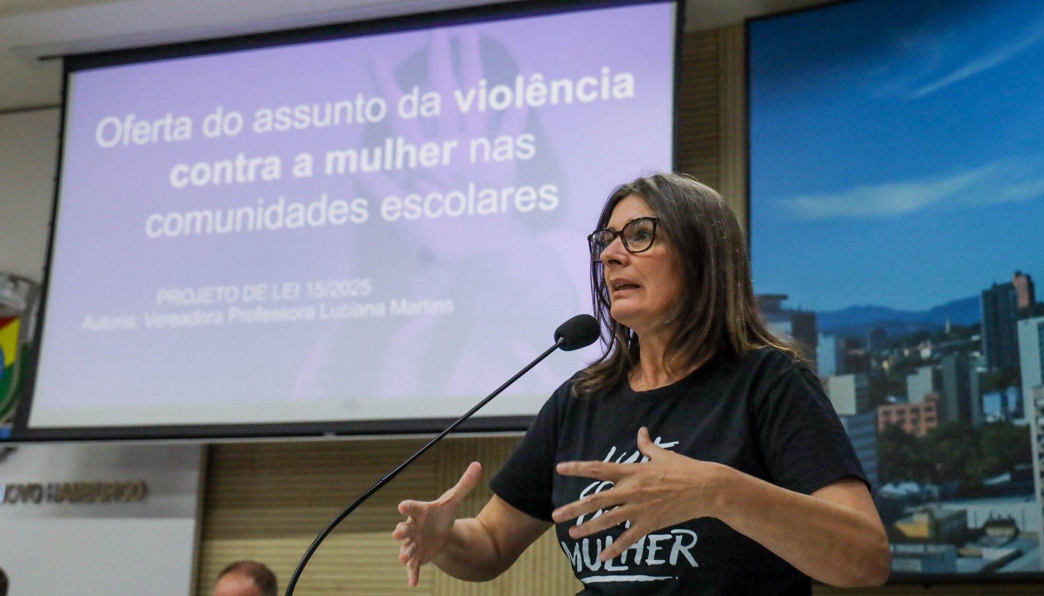 Projeto que inclui debate sobre violência contra a mulher nas escolas é aprovado em primeira votação