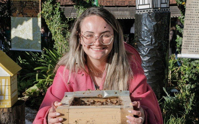 Stéfani Barbosa, 25 anos, do Apiário Rainhas de Gramado