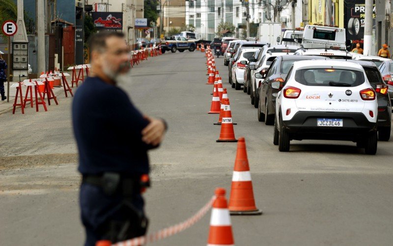 Servidores do Trânsito de Canoas coordenaram parte da operação, na manhã desta segunda-feira (12), em Canoas
