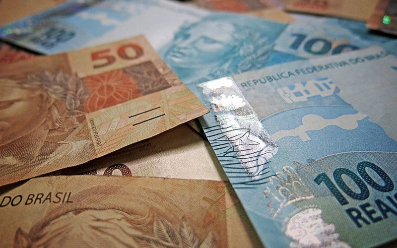 Dinheiro/ Notas de R$ 50/ Notas de R$ 100  | abc+