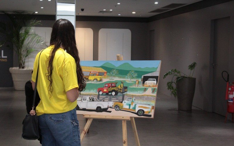 A jovem Sabrina Vidal visitou a exposição Carros Clássicos e Antigos neste domingo (11)