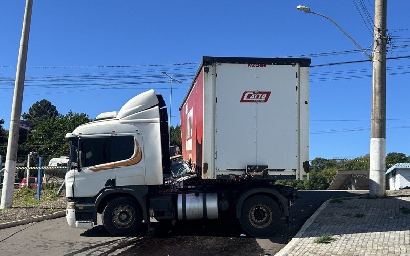 Acidente envolvendo viatura da Polícia Civil e um caminhão aconteceu nesta segunda-feira (12)