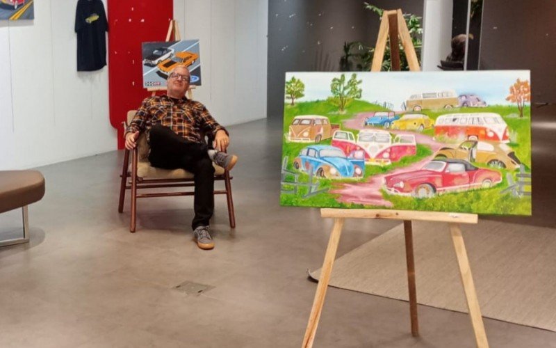 Artista Eduardo Michel na sua exposição no Canoas Shopping