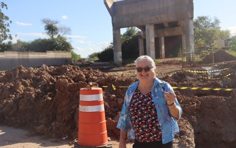 A aposentada Elda Pastório Cavalheiro comenta que a construção do Viaduto Carlos Rivaci Sperotto teria deixado suas viagens em família mais ágeis