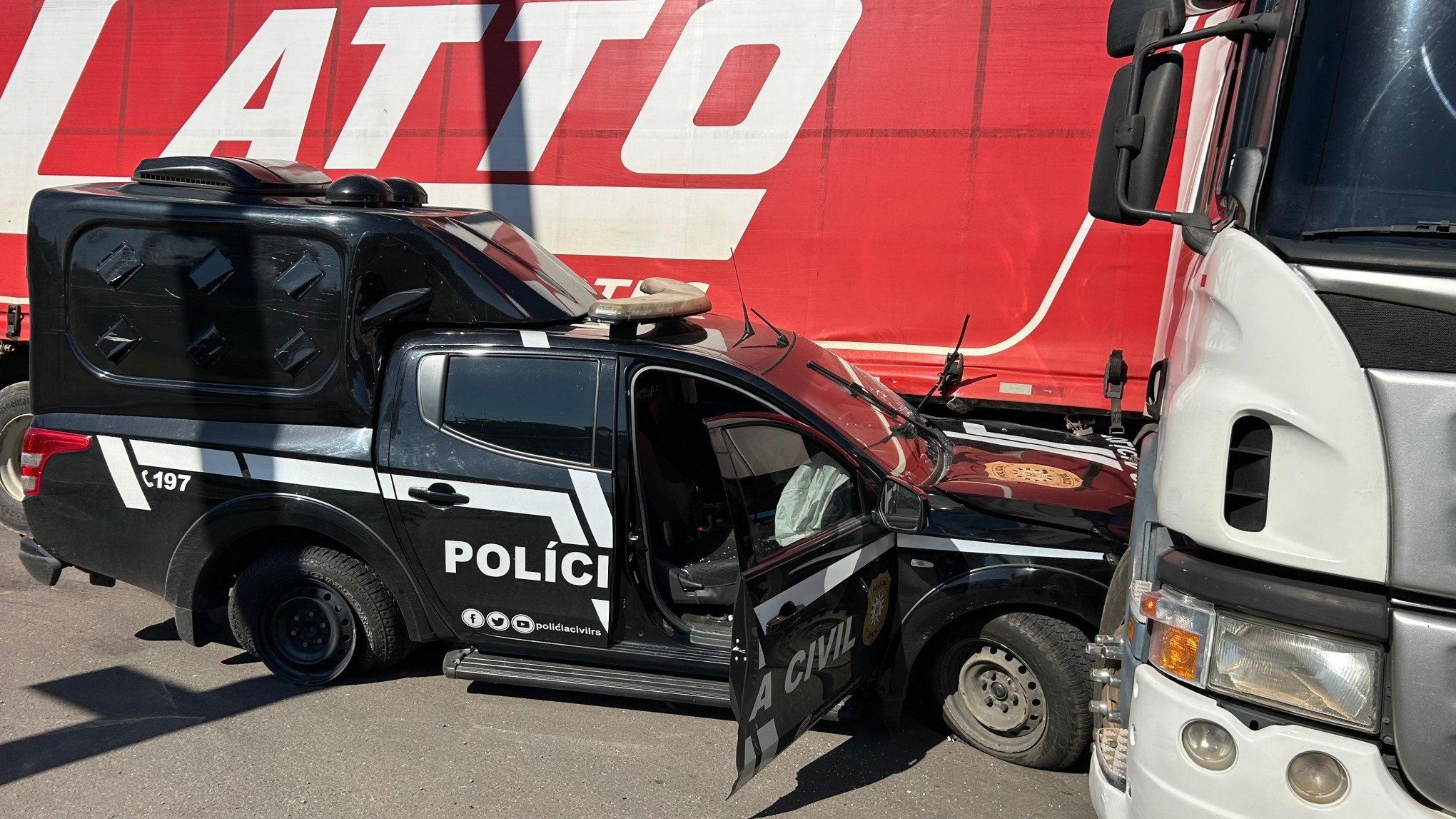 Viatura transportando quatro presos colide com caminhão na BR-116, em São Leopoldo