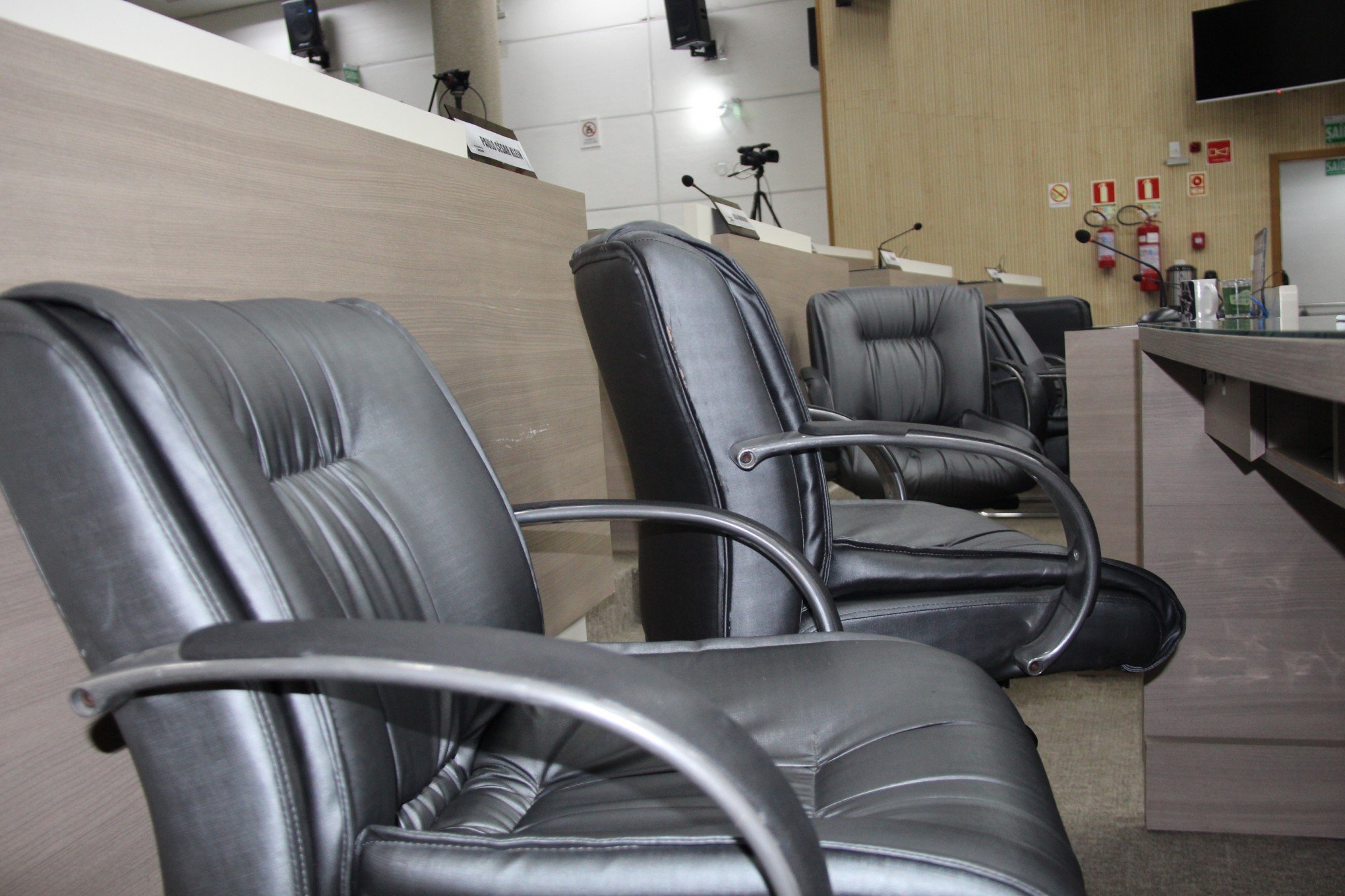 Apesar da calamidade financeira em Novo Hamburgo, Câmara encaminha compra de 140 cadeiras por R$ 117 mil