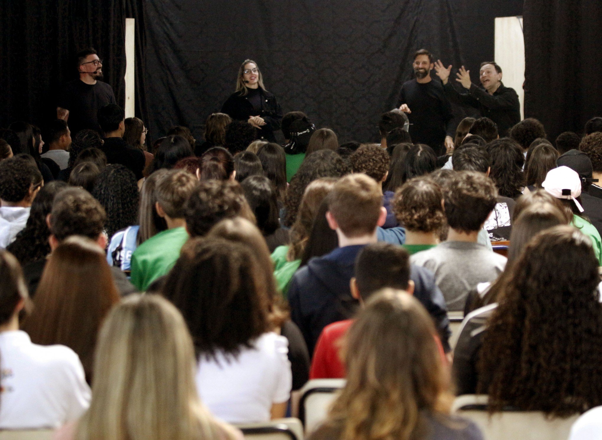 Alunos da EEEM André Leão Puente assistem peça teatral sobre medula óssea