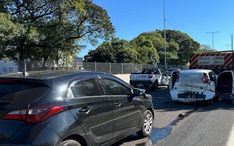 BR-116: Engavetamento envolvendo dois veículos e uma carreta deixa três feridos em Novo Hamburgo | abc+