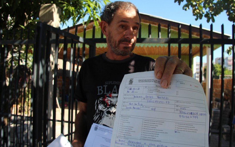 Antonio Bertoldi mostra notificação que recebeu na última semana para deixar sua casa