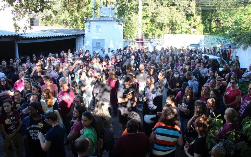 Trabalhadores da educação realizaram assembleia na terça-feira (13) | abc+