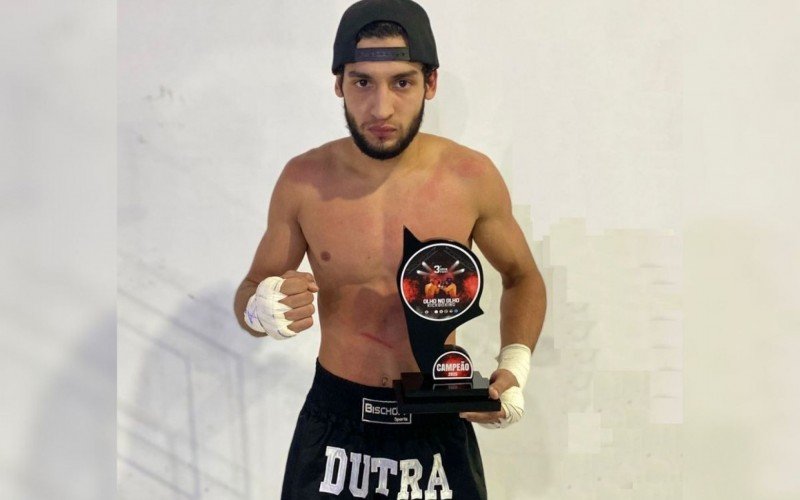 Murilo Duarte Dutra, que faz parte da equipe Black Box, com o troféu da competição | abc+