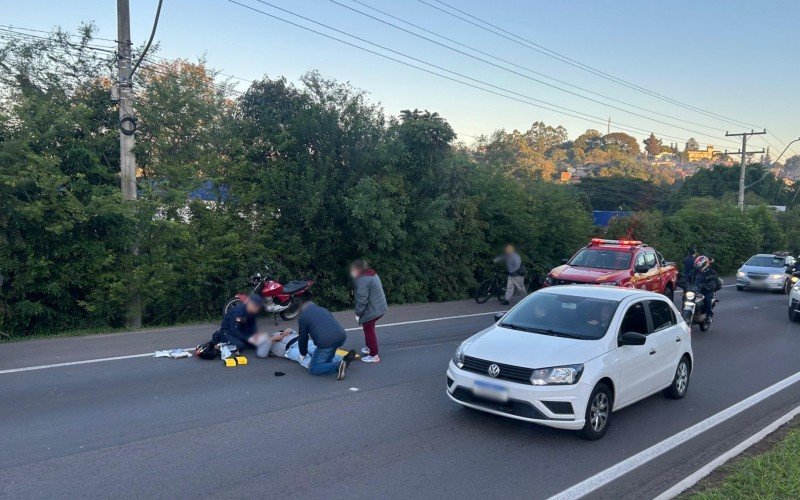 RS-240: Motociclista fica ferido após colisão traseira com caminhão em São Leopoldo | abc+