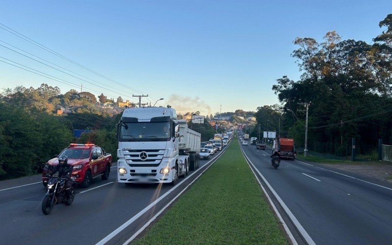RS-240: Motociclista fica ferido após colisão traseira com caminhão em São Leopoldo | abc+