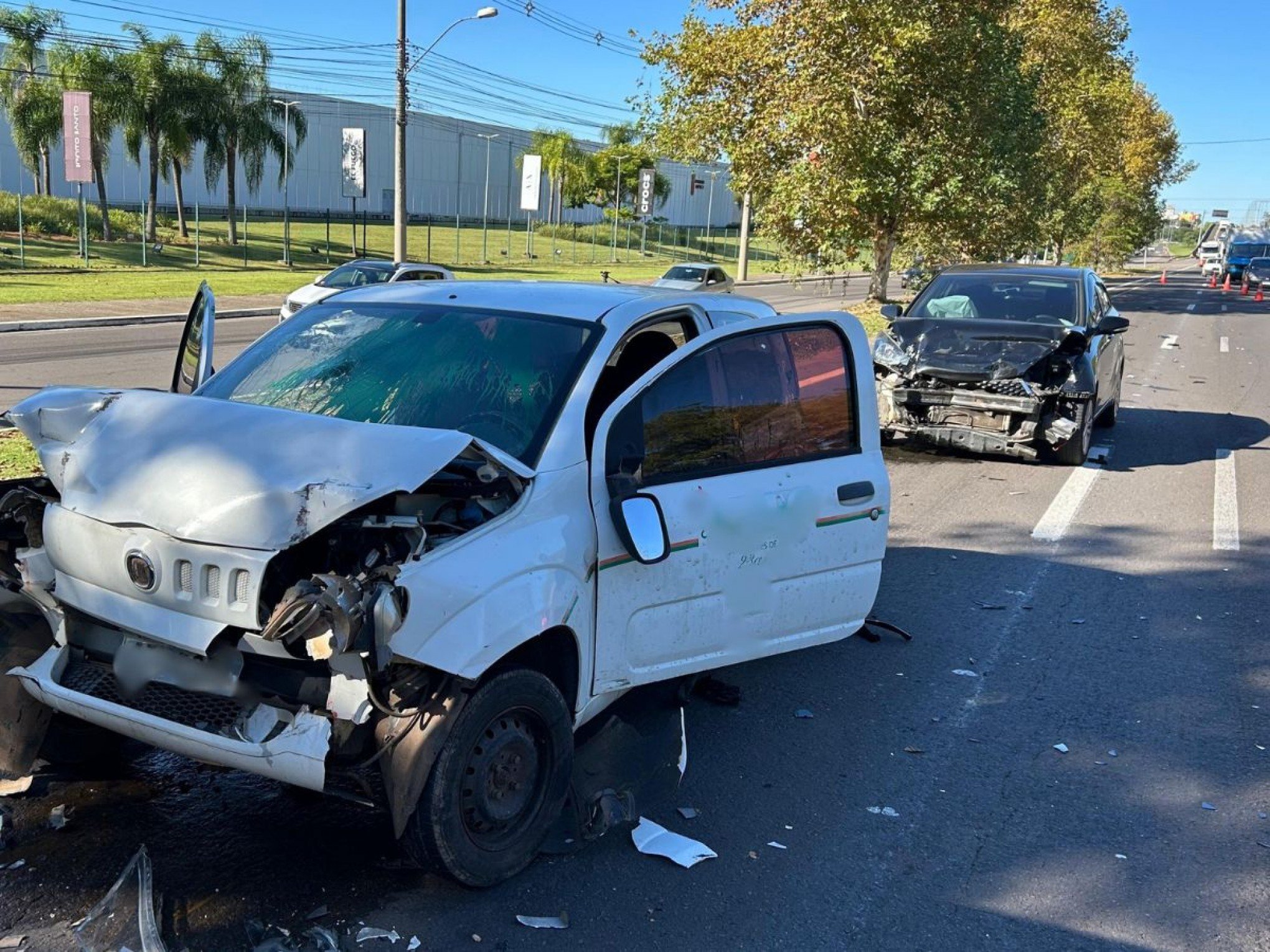 BR-116: Engavetamento envolvendo dois veículos e uma carreta deixa três feridos em Novo Hamburgo