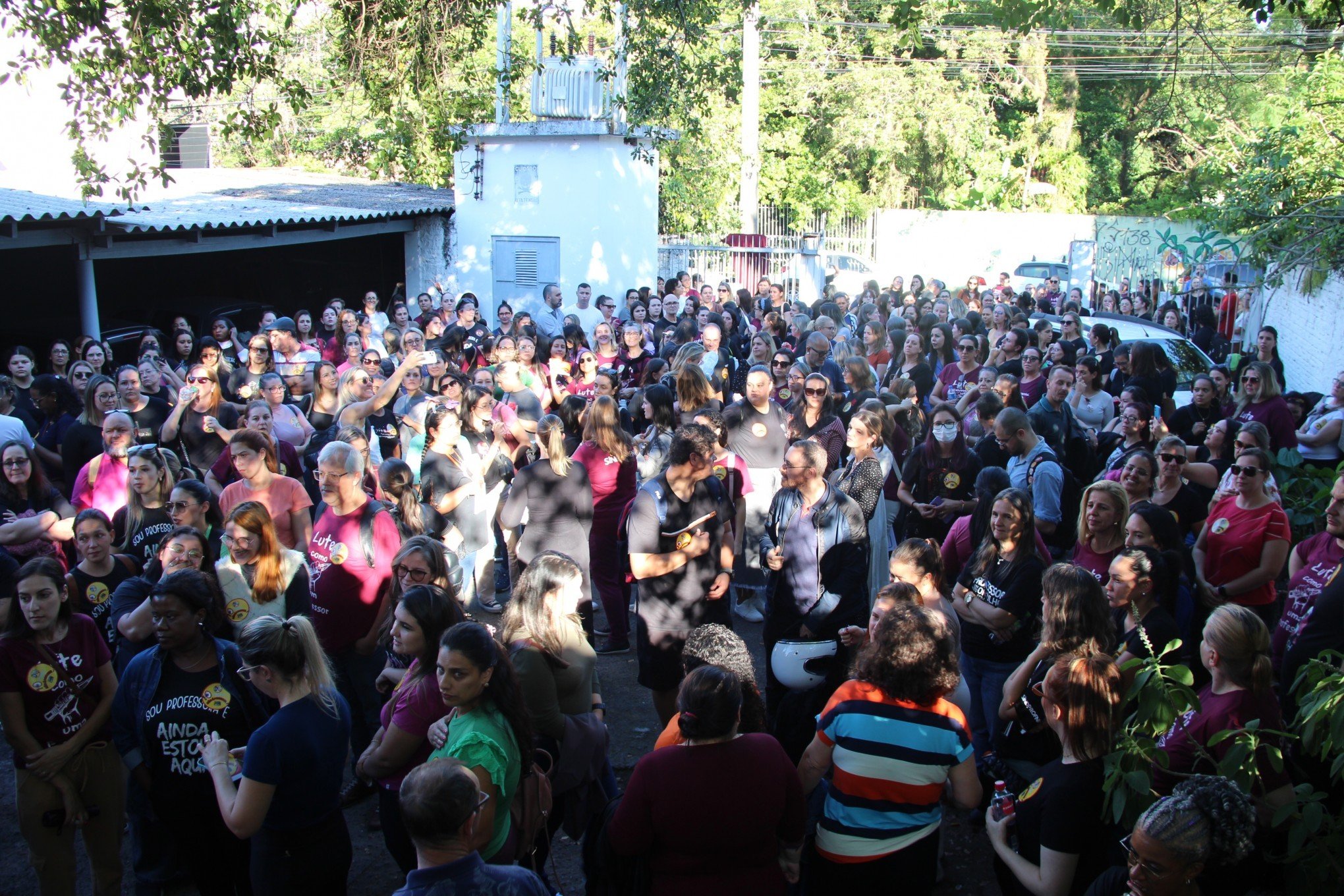 Trabalhadores da educação realizaram assembleia ontem | abc+