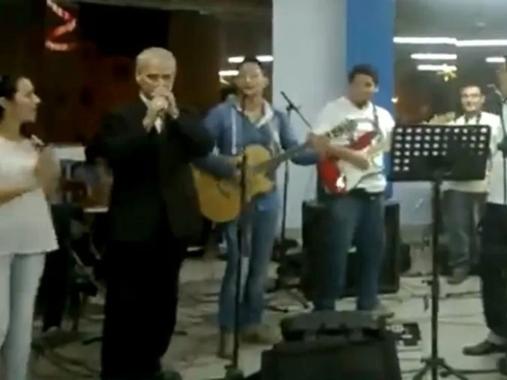 Vídeo antigo mostra papa Leão XIV cantando em festa de Natal | abc+