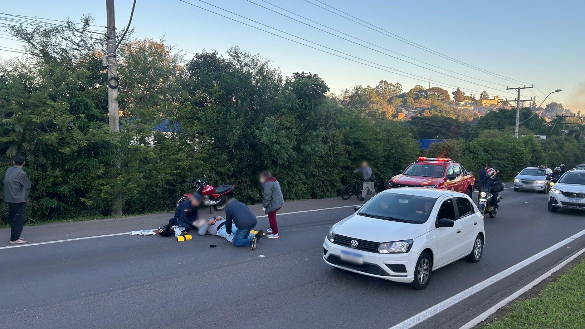 RS-240: Motociclista fica ferido após acidente com caminhão em São Leopoldo