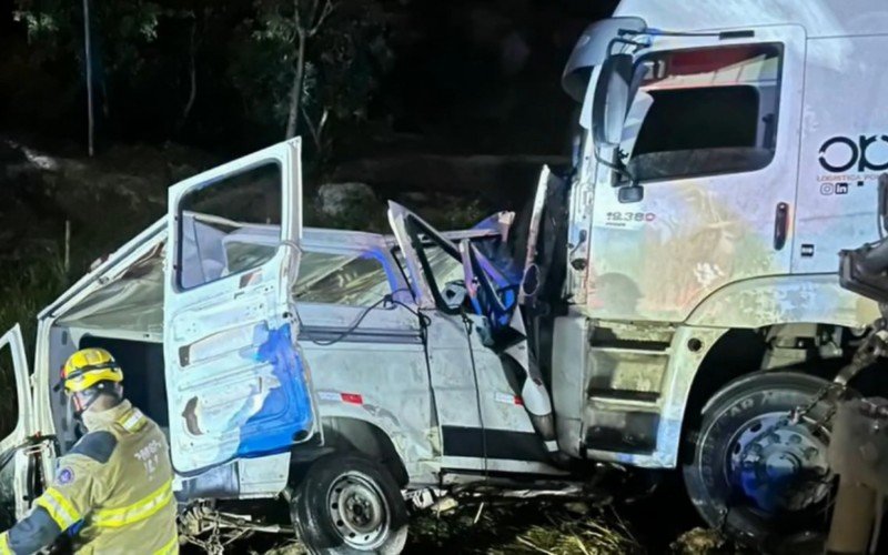 acidente em MG deixa nove mortos e dez feridos BR251 / acidente entre van e carreta mg | abc+
