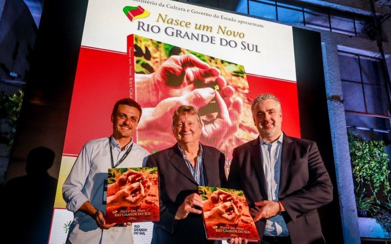 Pedro Valério, CEO do Instituto Caldeira, e Daniel Randon, presidente da Randoncorp, prestigiaram o lançamento da mais recente obra de Leonid Streliaev, o Livro "Nasce um Novo Rio Grande do Sul". O evento realizado em Porto Alegre, no dia 7 de maio, contou com a presença de autoridades como o governador Eduardo Leite e personalidades do meio empresarial e cultural do Estado