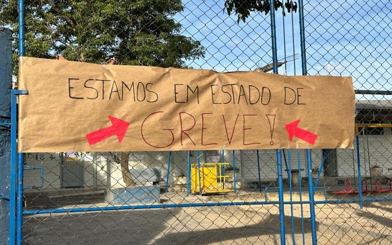 A Emeb Presidente Tancredo Neves, no bairro Canudos, está entre as escolas que aderiram ao estado de greve e já iniciou a mobilização com cartazes. | abc+