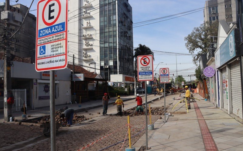 Sinalização já está sendo colocada, enquanto equipes trabalham no calçamento