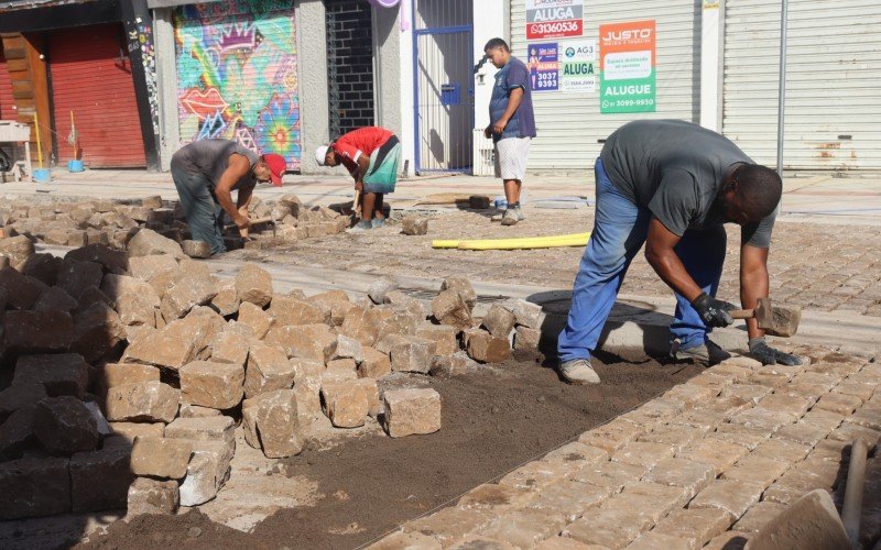 Pedras da pavimentação já estão sendo colocadas no trecho 