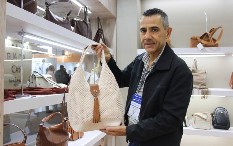 Ronie com a bolsa que usa fio de garrafa PET | abc+
