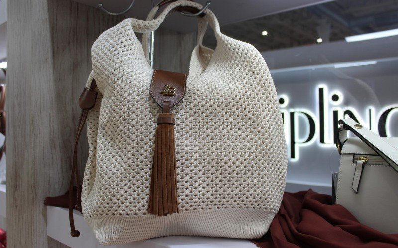 Bolsa que utiliza fio de garafa PET