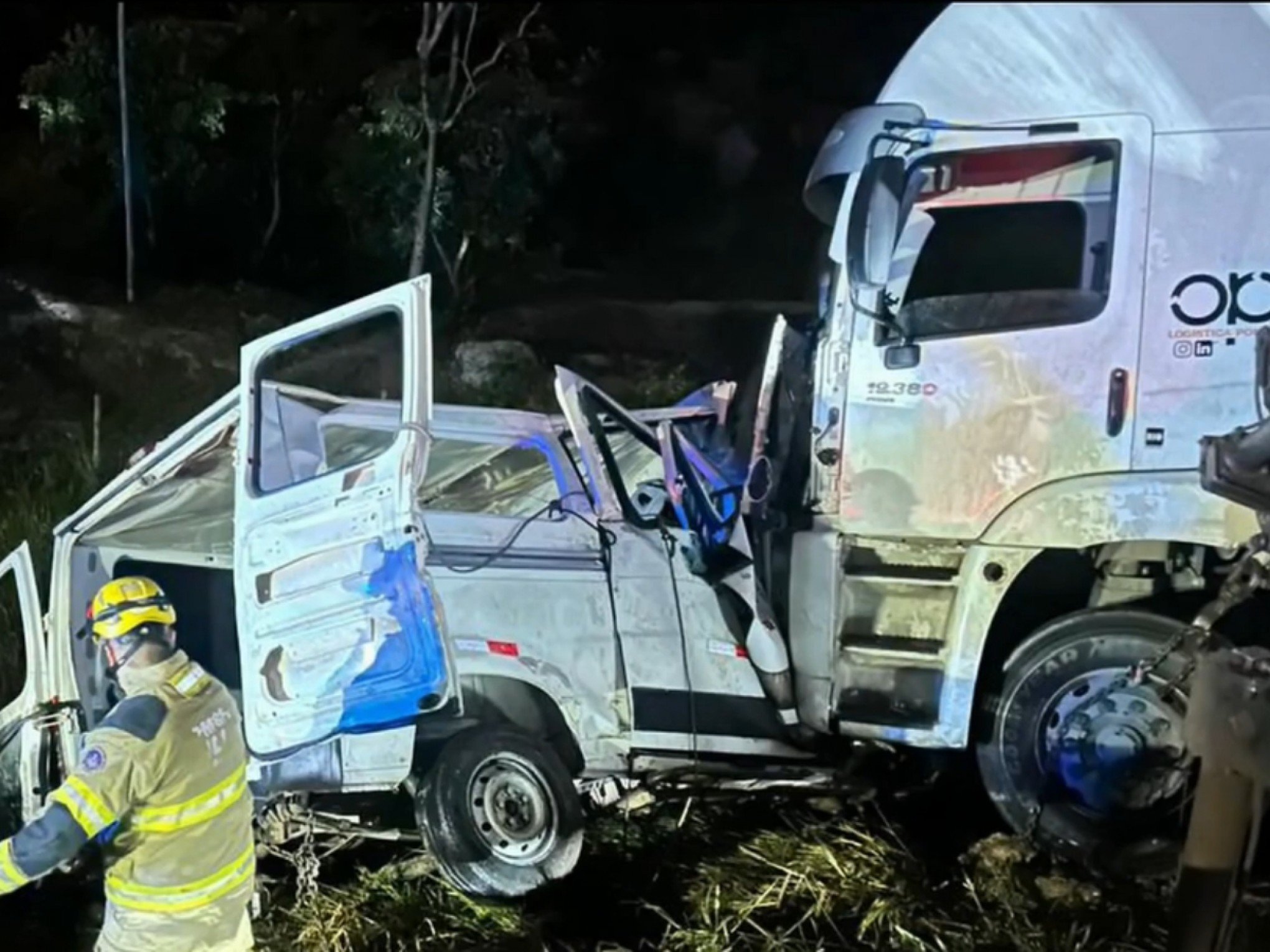 Nove pessoas morrem em acidente entre van e carreta com destino ao RS