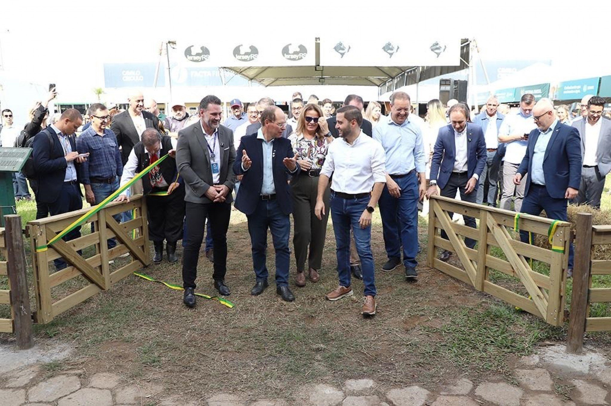 Fenasul Expoleite abre com otimismo e pedidos