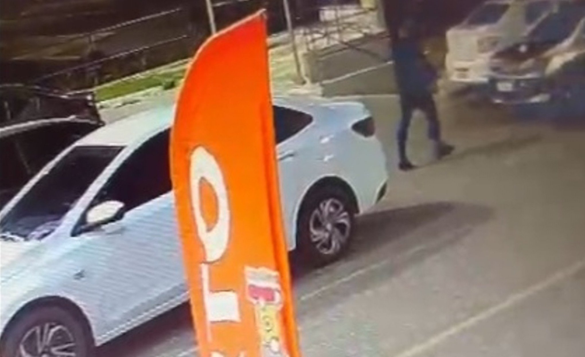 VÍDEO: Criminoso furta objetos de carro em estacionamento de loja às margens da BR-116