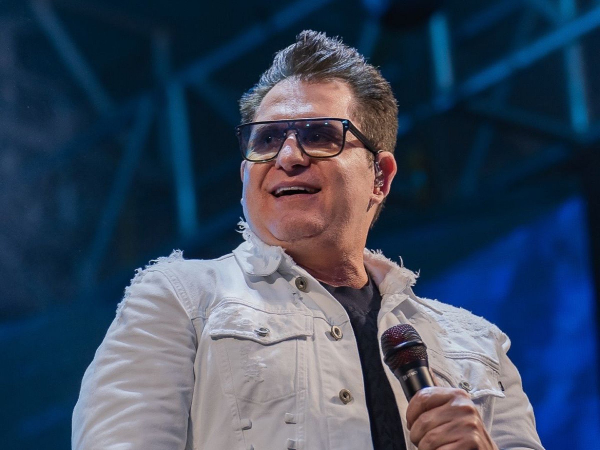 Saiba como está cantor Marrone após queda de palco e 5 costelas quebradas