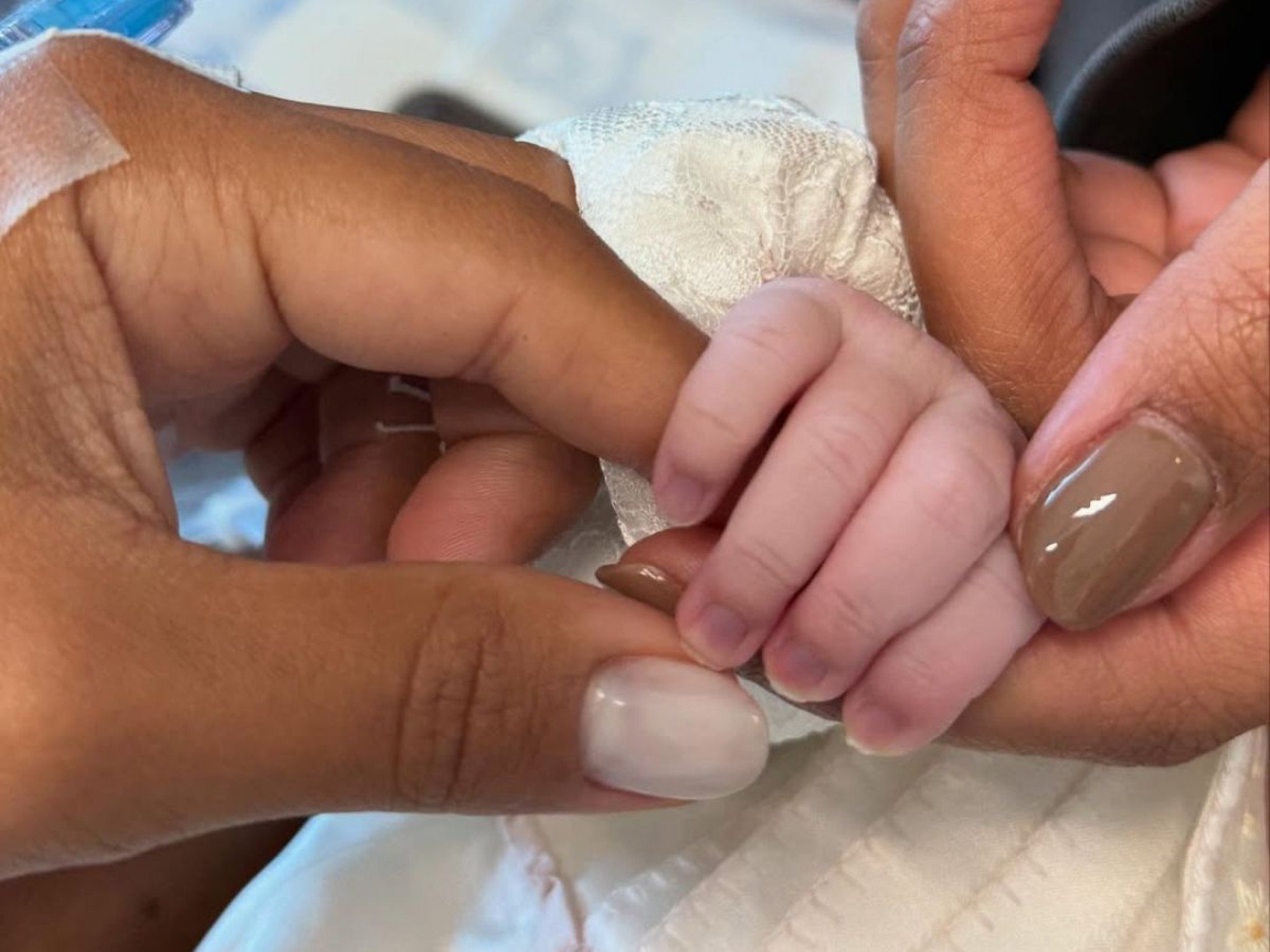 "Bem-vinda ao nosso paraíso": Nasce Zuri, primeira filha de Ludmilla e Brunna Gonçalves