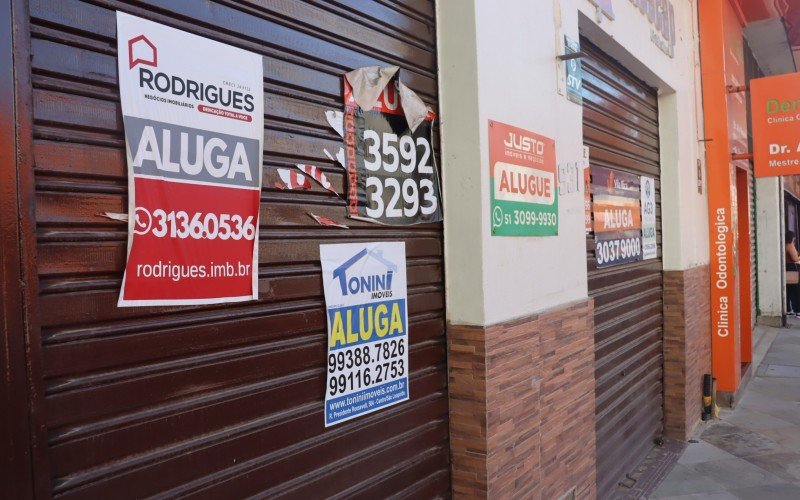 Quem caminha por São Leopoldo se depara com inúmeras placas de vende-se ou aluga-se