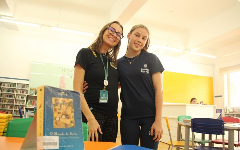 A professora Jessica Schmitz e_a estudante Julia Klein Konzen | abc+