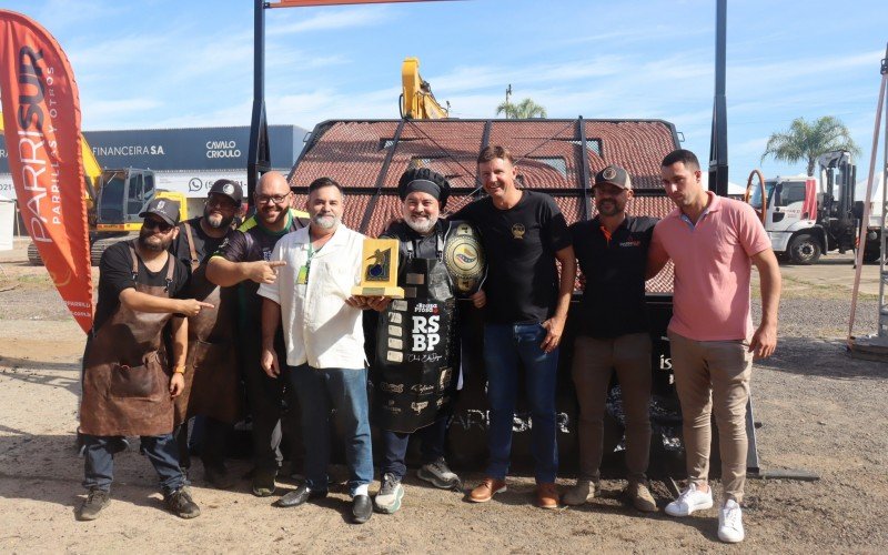 Chef Edi Dagrê, sua equipe e apoiadores com o troféu de maior linguiça do Brasil