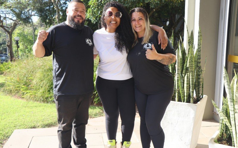 Coordenador de oficina, Dimas Rosalino, presidente da Associação do Movimento Hip Hop do Vale do Sinos, Bruna da Rosa e assistente de produção, Carla Garzon, em visita ao Grupo Sinos. | abc+