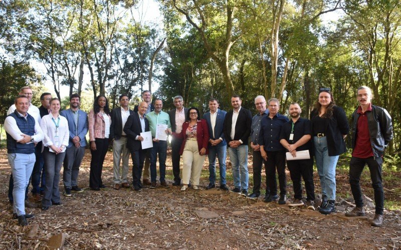 Autoridades municipais, estaduais e representantes da Mahindra na entrega da licença ambiental prévia | abc+