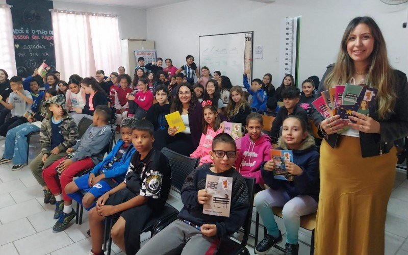 Na manhã desta quinta-feira (15), 60 alunos das turmas de 4º e 5º anos da Escola Municipal Getúlio Vargas, no bairro Rincão, em Novo Hamburgo, receberam a historiadora Priscilla Almaleh | abc+