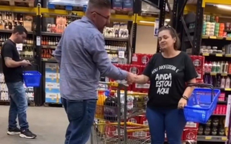 Professora faz cobranças ao prefeito durante ida ao supermercado em Novo Hamburgo | abc+