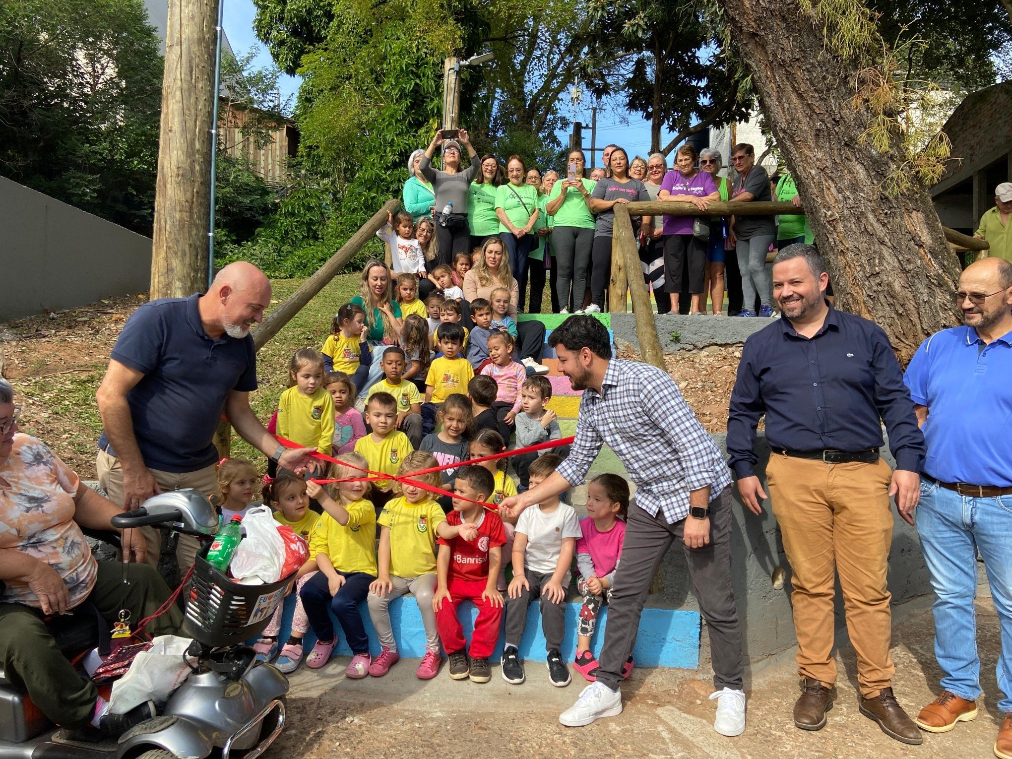 Escadaria revitalizada com ajuda infantil