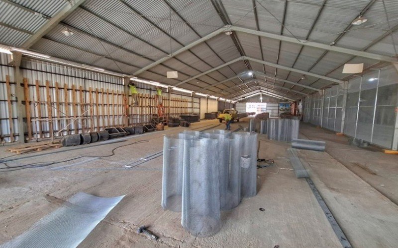 Secretaria da Agricultura realizou medidas de biosseguridade no pavilhão de pássaros e aves para a Fenasul Expoleite (foto) já buscando medidas preventivas em função do risco de ingresso e de disseminação da Influenza Aviária - agora o espaço está sendo totalmente evacuado