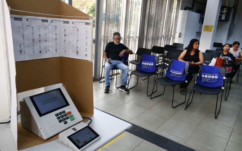 Prédio da Justiça Eleitoral em Canoas estava quase vazio na tarde desta sexta-feira (16)