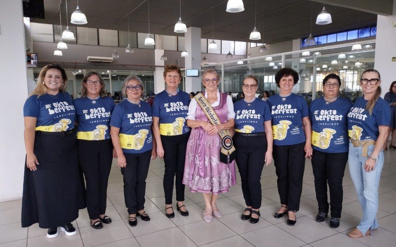 Comitiva da Oktoberfest de Igrejinha 2025 na sede do Grupo Sinos: candidatas à Seniorin de 2025, a Seniorin de 2024 e direção da festa | abc+