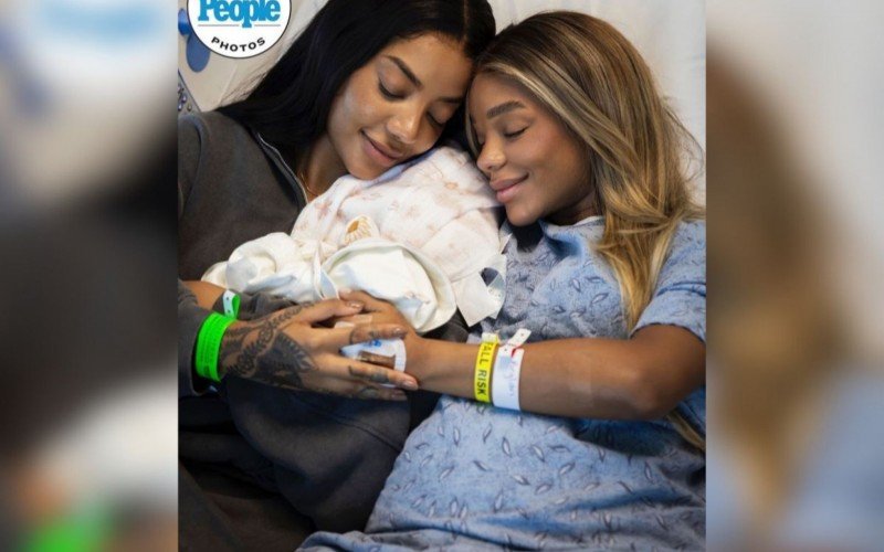 Ludmilla e Brunna Gonçalves com a filha Zuri na People | abc+