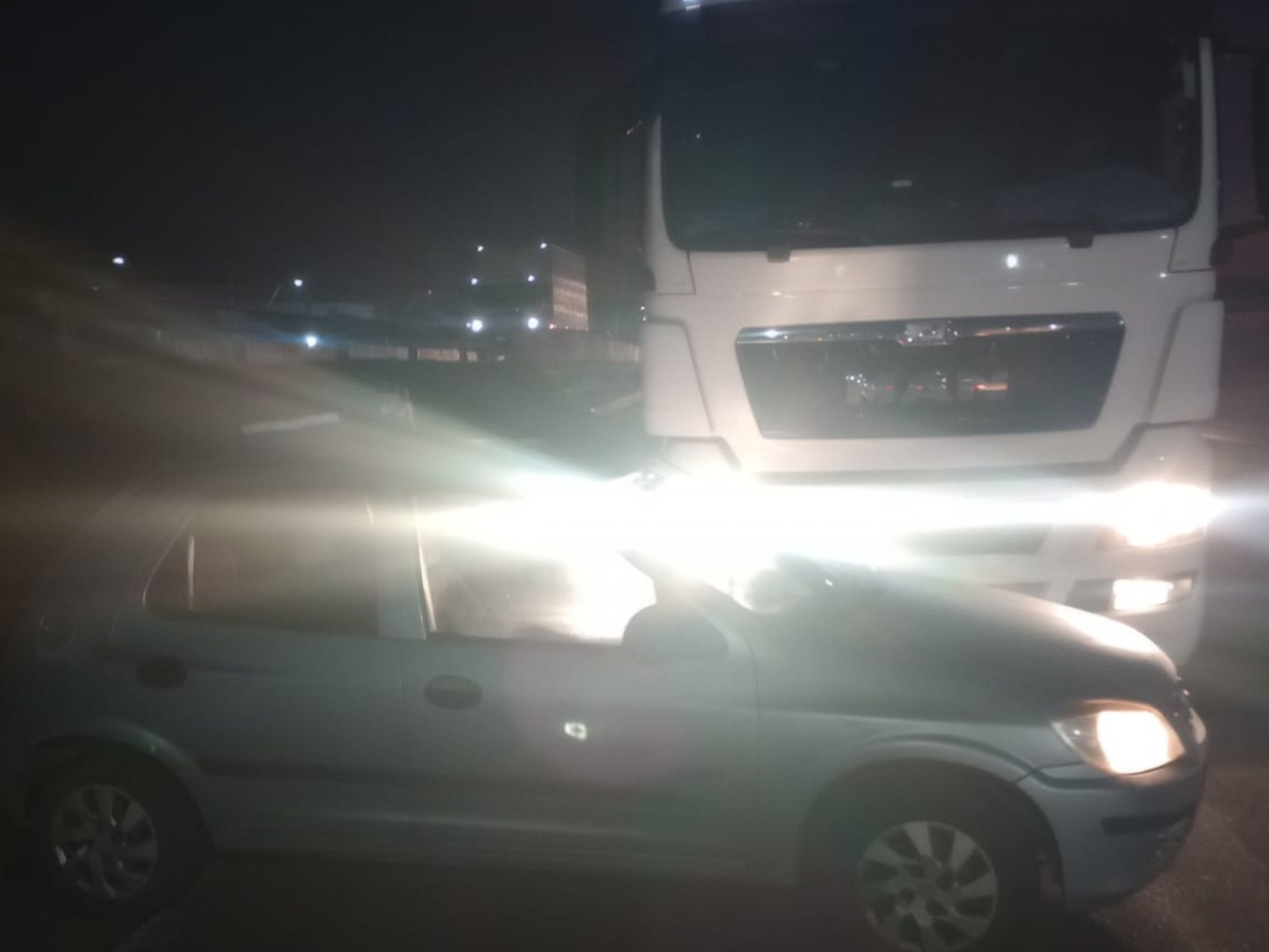 BR-116: Colisão entre caminhão e carro deixa veículo atravessado na pista e provoca transtornos no deslocamento à capital