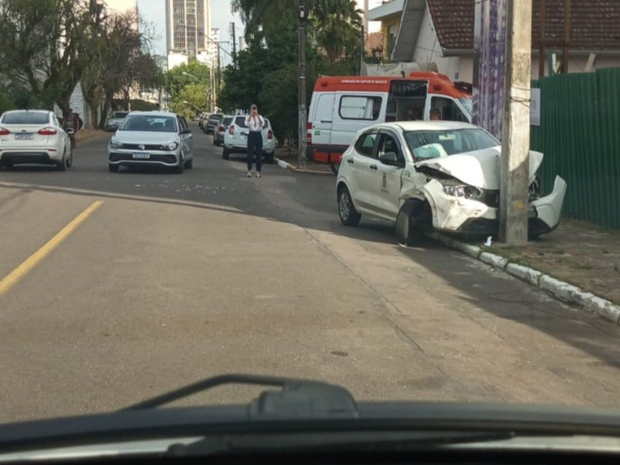 Carro da Prefeitura se envolve em acidente e bate em poste no Centro de Novo Hamburgo
