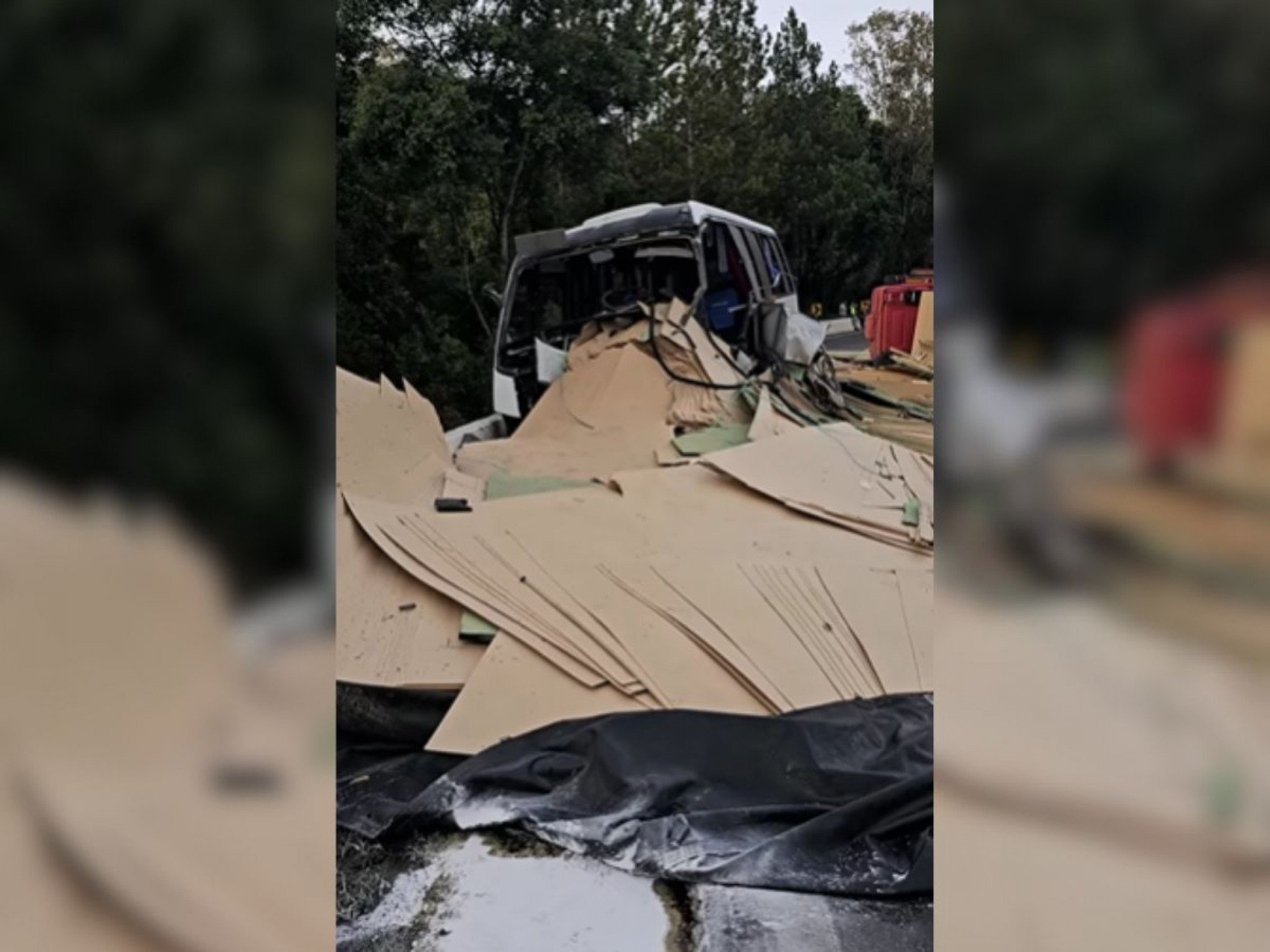 VÍDEO: Carga de MDF cai sobre micro-ônibus e mais de 20 pessoas ficam feridas no RS