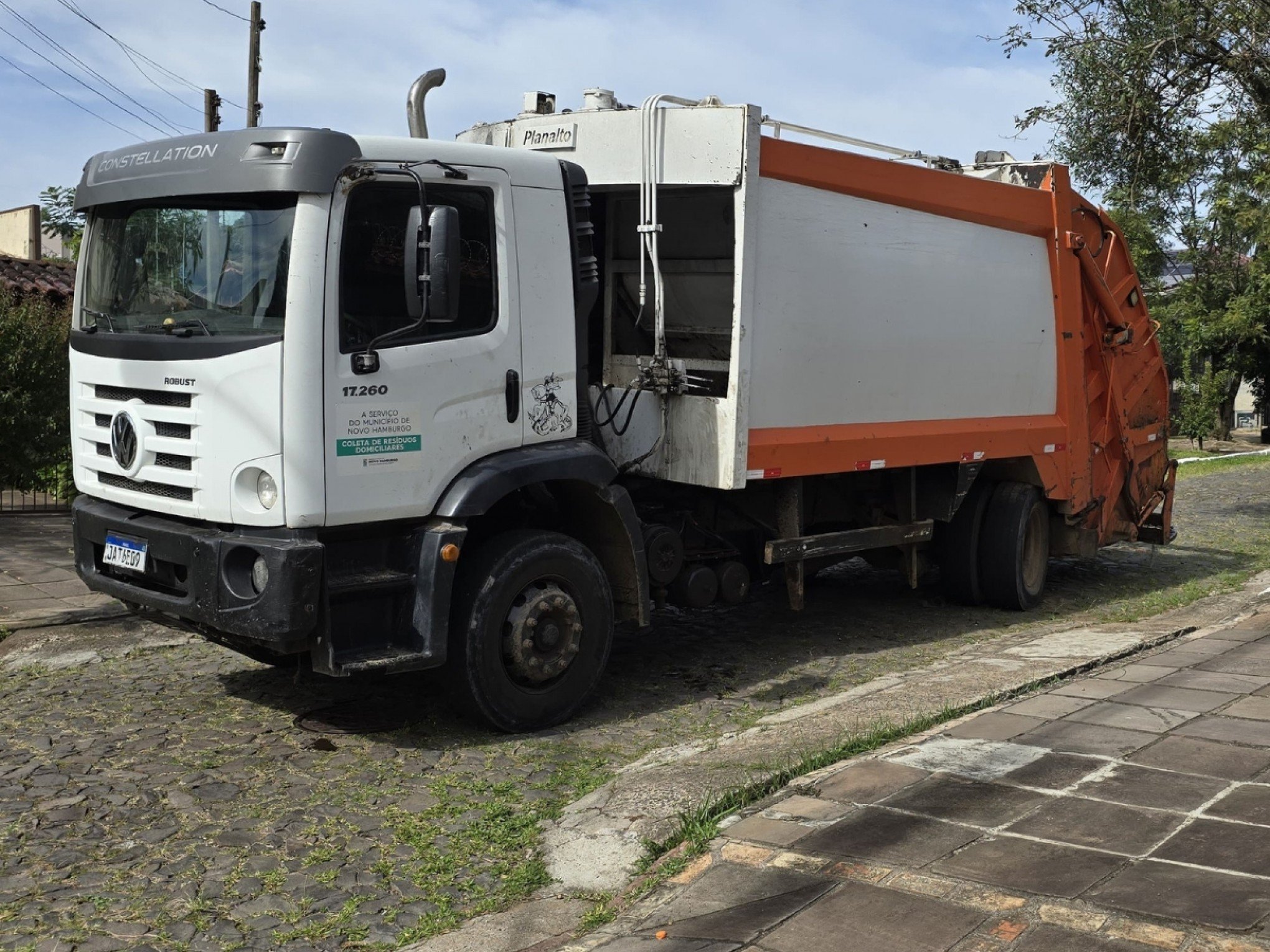 VÍDEO: Caminhão carregado de lixo estragou enquanto fazia a coleta em Novo Hamburgo; moradores reclamam do cheiro